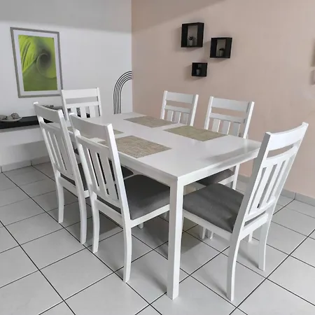 Anthea Gardens - Cosy Apartment